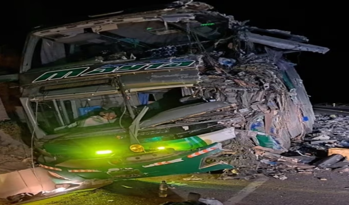 Choque frontal entre dos buses deja tres muertos y varios heridos en Moquegua