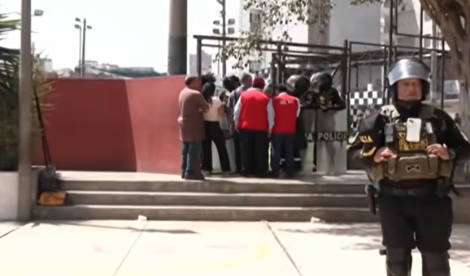 Ejecutan desalojo en colegio Mariano Melgar tras disputa por terreno