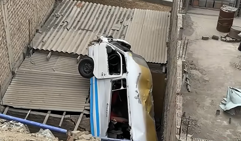 Chorrillos: combi cae sobre vivienda y destruye parte de la pared y el techo