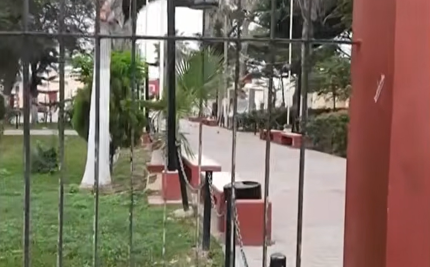 Chiclayo: difunden video de escolar colgado de una ventana en colegio