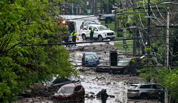 Emergencia en Chile: Aluvión en zona residencial arrastra decenas de vehículos