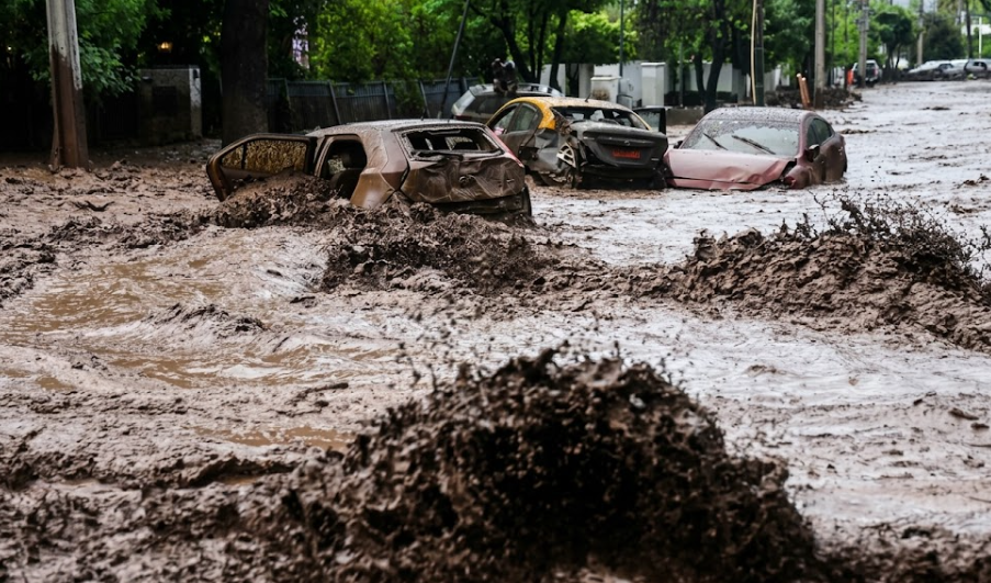 Emergencia en Chile: Aluvión en zona residencial arrastra decenas de vehículos