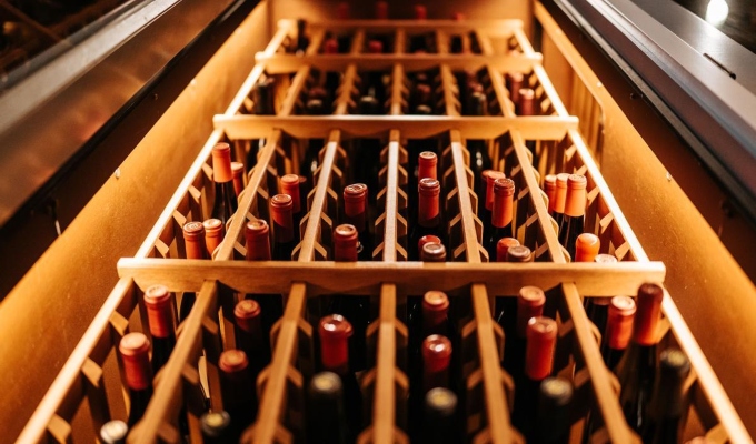 Siete encapuchados roban 30 mil botellas de vino de alta gama en Italia