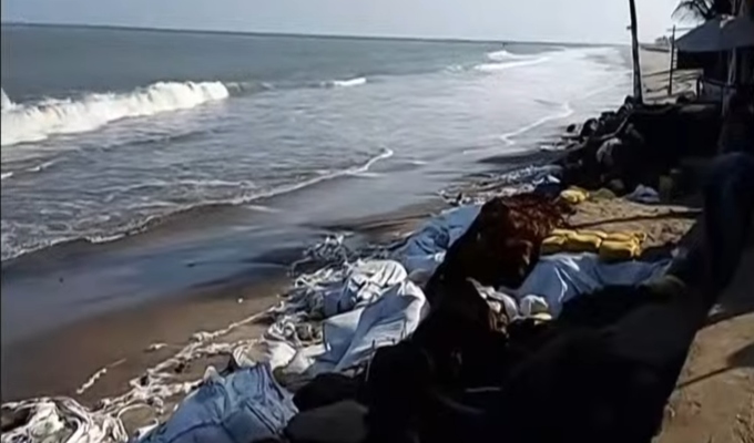 Fuerte oleaje en Tumbes: hoteleros intentan contener el mar y denuncian falta de apoyo