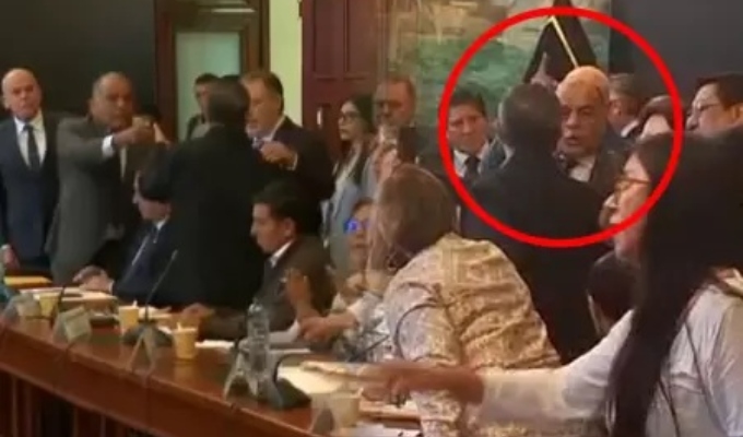 Ministro del Interior y senador Íber Maraví protagonizan tensa discusión durante debate de facultades