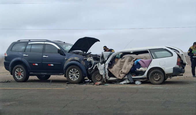 Ica: al menos cinco fallecidos deja choque frontal de auto y camioneta en la Panamericana Sur