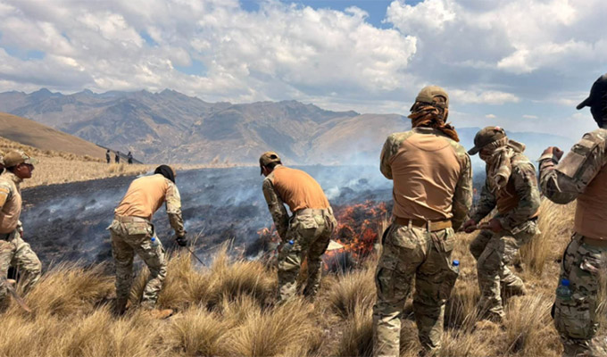 Ayacucho: soldados del Ejército se suman a trabajos para sofocar incendio forestal