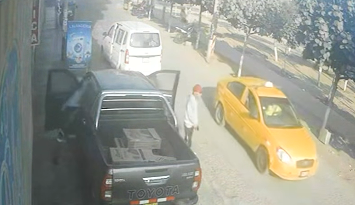 A balazos intentan robar camioneta a familia en San Juan de Miraflores