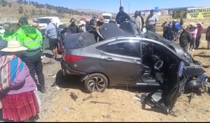 Choque frontal entre camión y auto deja dos muertos y dos heridos graves en Puno