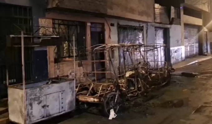 Dos mototaxis quedan destruidas tras incendio provocado frente a una casa en El Agustino