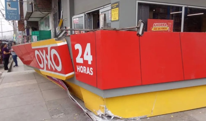 San Juan de Lurigancho: letrero de tienda Oxxo cae sobre adulto mayor y menor de edad