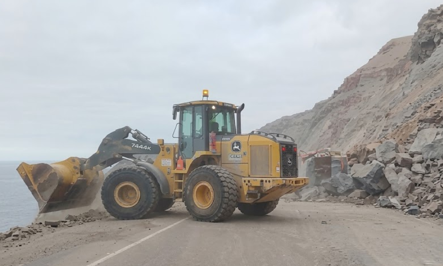 MTC habilita tránsito restringido en la Panamericana Sur tras caída de rocas en el sector La Planchada