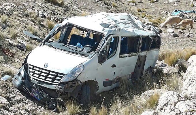 Junín: al menos tres muertos y ocho heridos de consideración deja caída de combi a un abismo