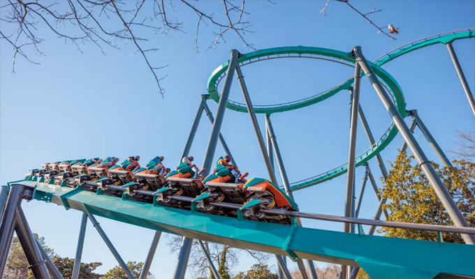 Un muerto y cuatro heridos tras caer de una montaña rusa en un parque de atracciones de EEUU