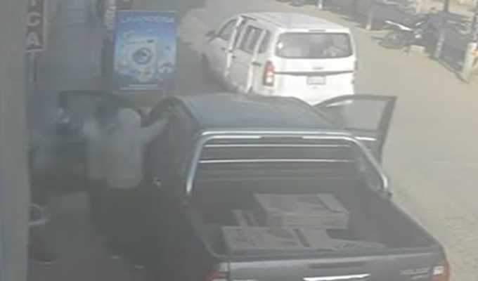 San Juan de Miraflores: hombre lanza las llaves de su camioneta y frustra asalto armado