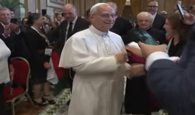 Fieles en Las Nazarenas oran por la recuperación del papa León XIV