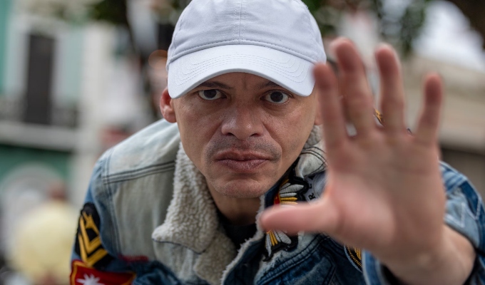 Vico C se recupera tras someterse a una cirugía de columna en Colombia