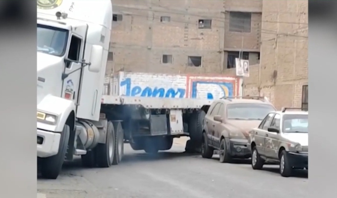 El Agustino: tráiler invade vereda y choca con vehículos estacionados en la calle