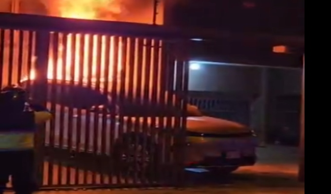 Camioneta híbrida se incendia cerca de las avenidas La Fontana y Flora Tristán en La Molina