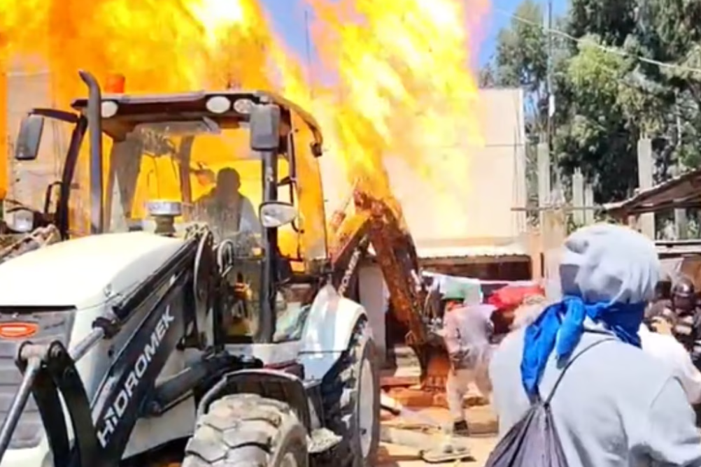 ¡Terror en Huancayo!: arrojan gasolina y prenden fuego a trabajadores municipales durante desalojo