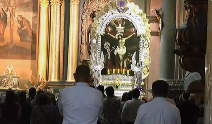 Iglesia Las Nazarenas: fieles rezan por salud del papa León XIV