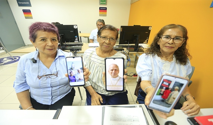 Pensionistas ONP aprenden IA y envían mensajes de aliento al Papa León XIV