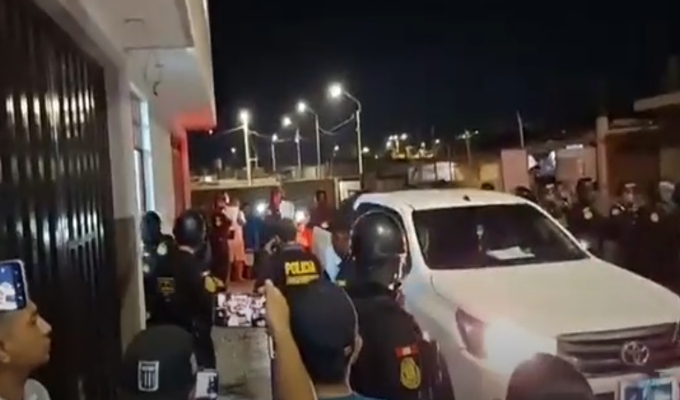 Manifestantes lanzan piedras contra camioneta policial durante traslado de investigada en Huaura