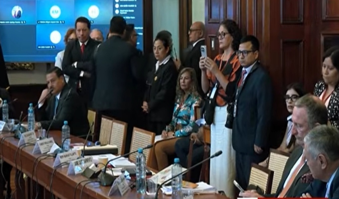 Comisión de Constitución del Senado sigue sin acuerdos tras enfrentamiento por delegación de facultades