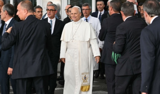 Papa León XIV sale del hospital tras ser dado de alta y regresa al Vaticano