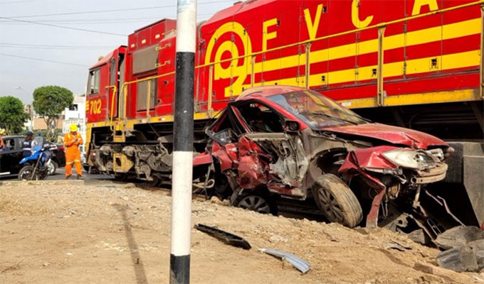 Auto impacta contra tren en el Callao: vehículo habría intentado adelantar a la locomotora