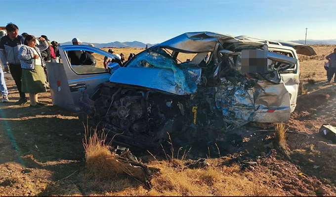 Tragedia en Puno: choque de camioneta y miniván deja cuatro muertos y tres heridos graves