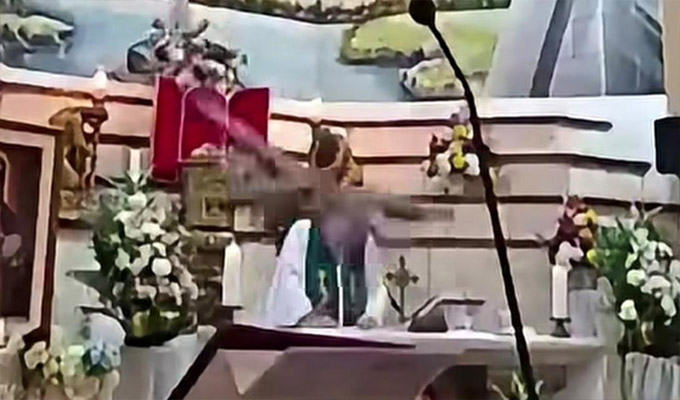 Enorme cruz cae en plena misa y mata a sacerdote: mira las impactantes imágenes AQUÍ