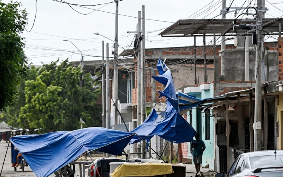 Fuertes vientos levantan carpas de negocios y generan temor en Tumbes