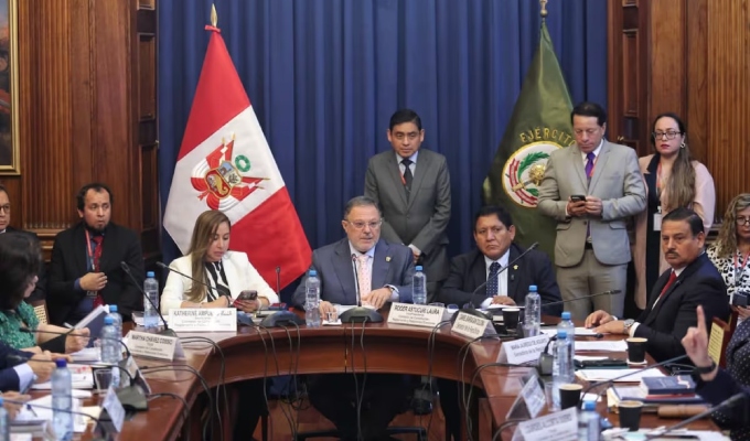 Comisión de Constitución aprueba 20 materias de facultades legislativas y debatirá 7 puntos más