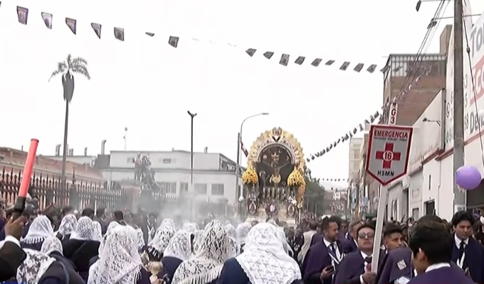 Señor de los Milagros recorre el Centro de Lima en su tercer recorrido procesional