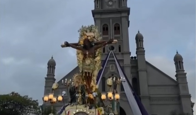 Fieles acompañan al Señor de Luren en histórico recorrido procesional de más de 18 horas en Ica