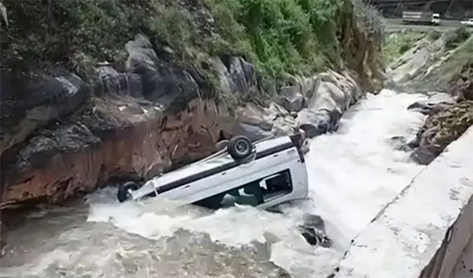 Tráiler choca contra minivan de pasajeros en La Oroya: accidente deja un muerto y varios heridos