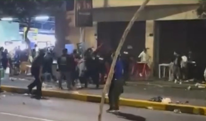 Enfrentamiento a palazos y botellazos entre fiscalizadores y ambulantes deja un herido en el Centro de Lima
