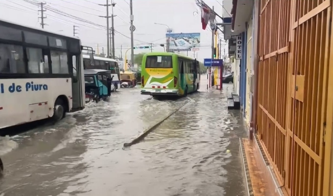 Calles inundadas en Piura: comercios cerrados y suspenden clases por intensas lluvias