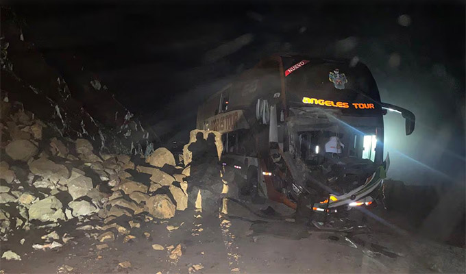 Rocas se desprenden de cerro y caen sobre bus en Arequipa: cuatro pasajeros resultaron heridos