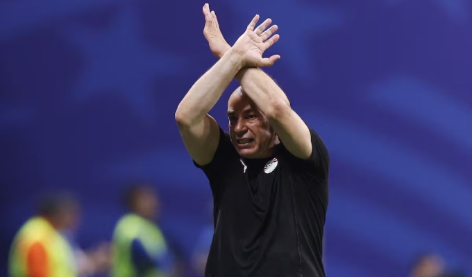 FIFA sancionó al entrenador de Egipto por sus protestas tras la eliminación ante Argentina en el Mundial