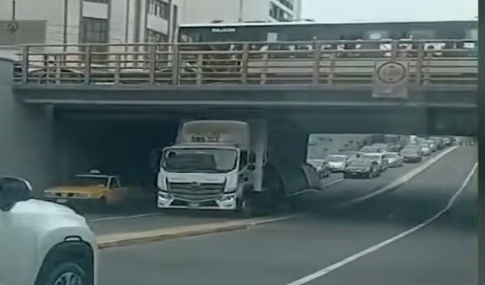 Camión de carga queda atascado bajo puente en avenida Arequipa y genera congestión vehicular