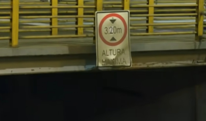 Camión mezclador de cemento queda atrapado en puente de la avenida Arequipa con Javier Prado
