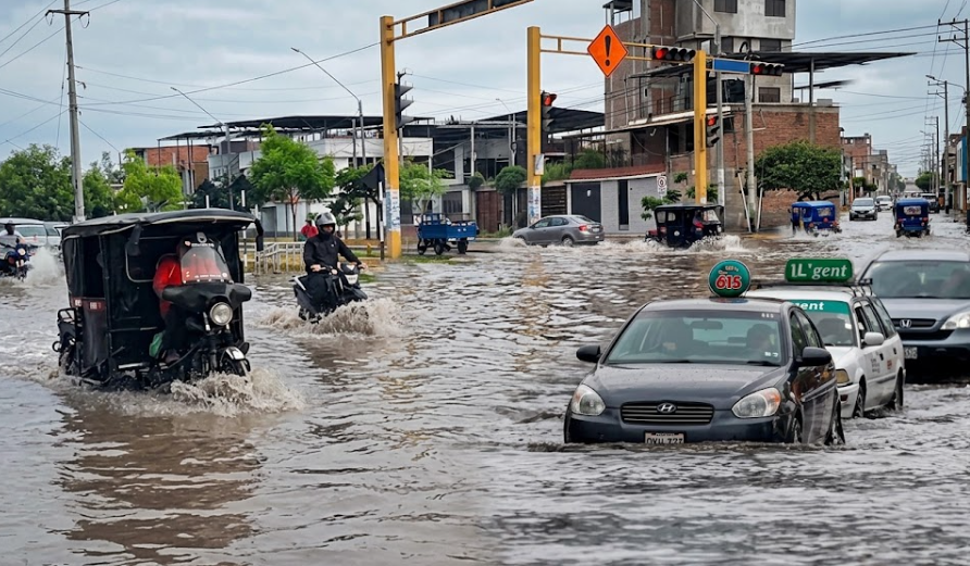 Fenómeno “El Niño” golpea Piura: intensas lluvias inundan calles y viviendas
