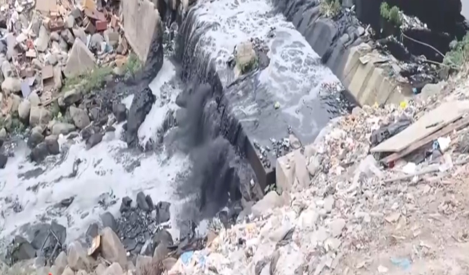 Río Rímac amanece con aguas negras y toneladas de basura entre los puentes Trujillo y Dueñas