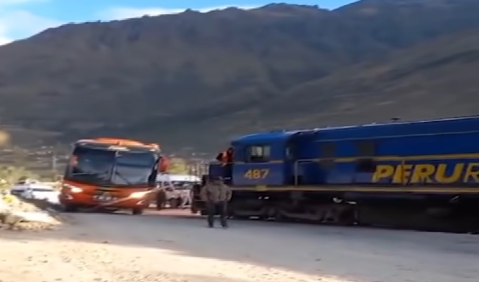 Cusco: bus queda sobre rieles y tren estuvo a punto de impactarlo