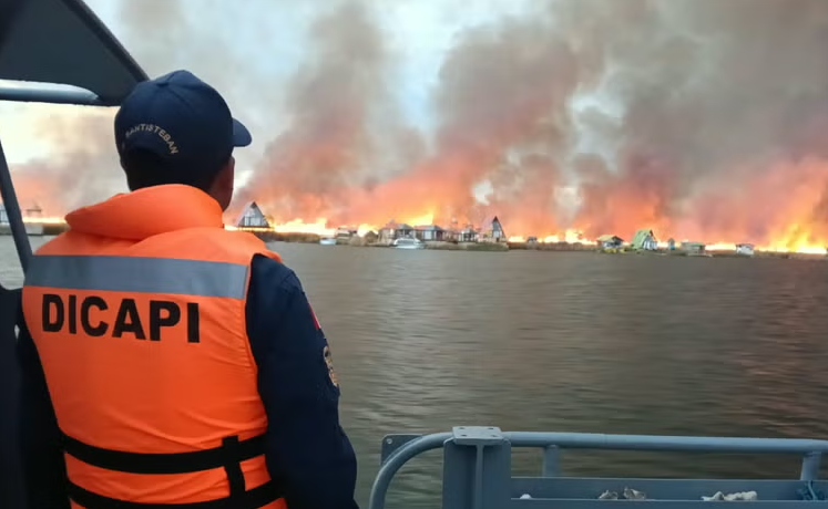 Marina de Guerra despliega personal para combatir incendio cerca de islas de Los Uros