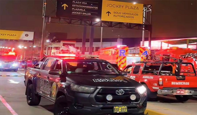 Incendio en el Jockey Plaza: más de 10 unidades de los bomberos atendieron la emergencia