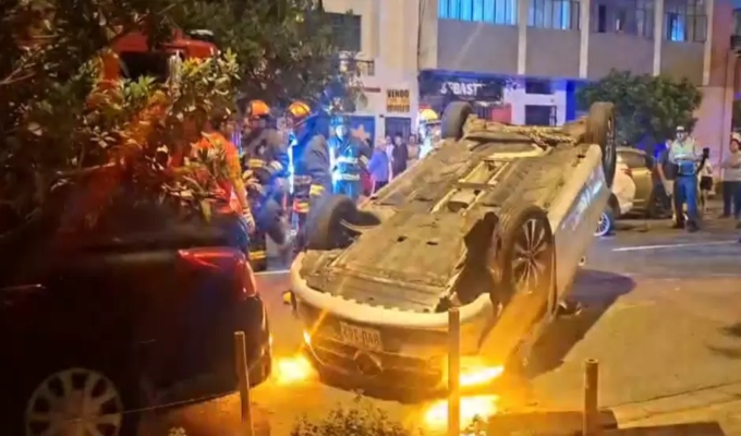 Accidente en Jesús María deja dos heridos y un automóvil con las llantas hacia arriba
