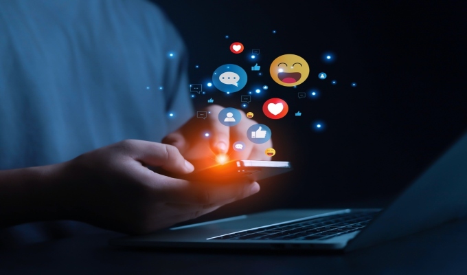 Grecia prohíbe las redes sociales a menores de 15 años desde 2027